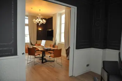 Coin salon dans l'établissement Les 3 Lieux - Hôtel, Restaurant, Espace sensoriel