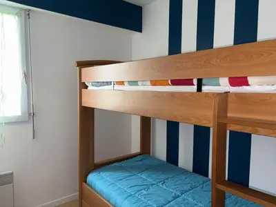 Un ou plusieurs lits dans un hébergement de l'établissement Charmant appartement 5 pers, WIFI, parking privatif en bord de mer - FR-1-323-559