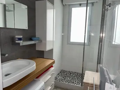 Salle de bains dans l'établissement Charmant appartement 5 pers, WIFI, parking privatif en bord de mer - FR-1-323-559