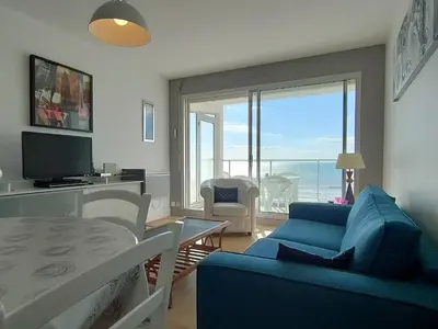 Télévision ou salle de divertissement dans l'établissement Charmant appartement 5 pers, WIFI, parking privatif en bord de mer - FR-1-323-559