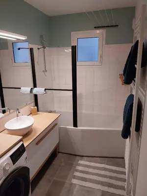 Salle de bains dans l'établissement T2 moderne à deux pas de la gare - avec parking