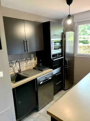 Cuisine ou kitchenette dans l'établissement Charmant T3 avec jardin et piscine