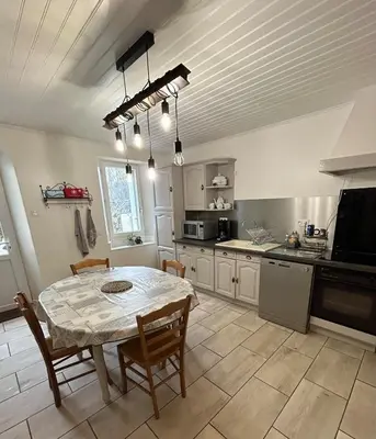 Cuisine ou kitchenette dans l'établissement Maison avec jardin