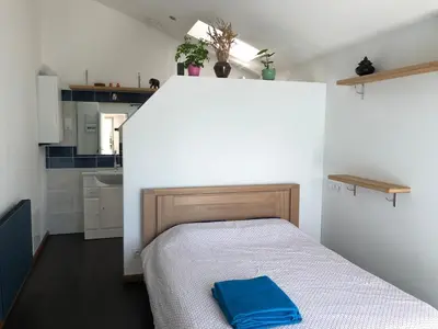 Un ou plusieurs lits dans un hébergement de l'établissement Maison au bord de mer, plage du Portmain