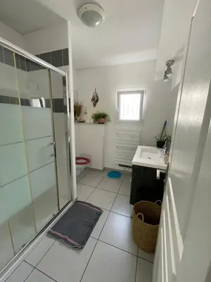 Salle de bains dans l'établissement Maison au bord de mer, plage du Portmain
