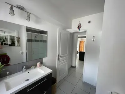 Salle de bains dans l'établissement Maison au bord de mer, plage du Portmain