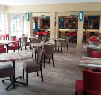 Restaurant ou autre lieu de restauration dans l'établissement Mobil-home Le Bora Bora 202