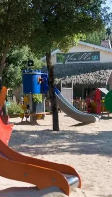 Aire de jeux pour enfants de l'établissement Mobil-home Le Bora Bora 202