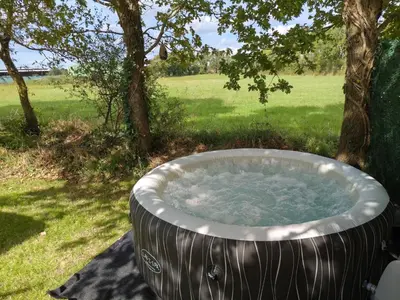 Jardin de l'établissement Caravane avec spa privatif en campagne