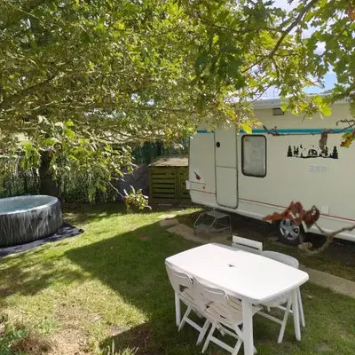 Caravane avec spa privatif en campagne