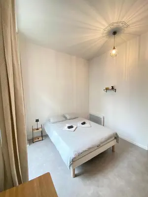 Un ou plusieurs lits dans un hébergement de l'établissement L'Appartement Privilège - 4 chambres - Coeur d'Angers, Spacieux et Élégant