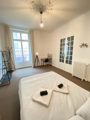 Un ou plusieurs lits dans un hébergement de l'établissement L'Appartement Privilège - 4 chambres - Coeur d'Angers, Spacieux et Élégant