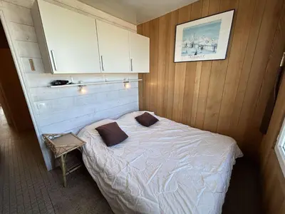 Un ou plusieurs lits dans un hébergement de l'établissement Appartement 3 pièces cabine avec balcon, 6 couchages à Saint-Jean-de-Monts - FR-1-224C-330