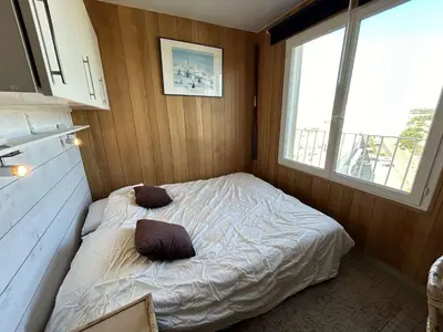 Un ou plusieurs lits dans un hébergement de l'établissement Appartement 3 pièces cabine avec balcon, 6 couchages à Saint-Jean-de-Monts - FR-1-224C-330