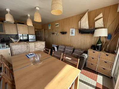 Cuisine ou kitchenette dans l'établissement Appartement 3 pièces cabine avec balcon, 6 couchages à Saint-Jean-de-Monts - FR-1-224C-330