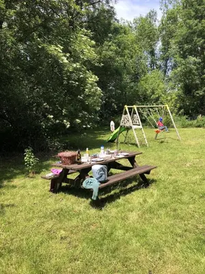 Aire de jeux pour enfants de l'établissement Maison l'or du temps gite Les Vignes