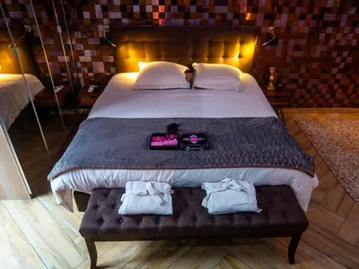 Un ou plusieurs lits dans un hébergement de l'établissement Le Voluptueux - Sauna - Jacuzzi - Centre-Ville