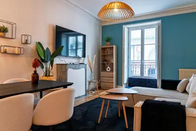 Télévision ou salle de divertissement dans l'établissement Charme et confort au coeur d'Angers