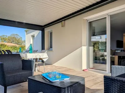 Coin salon dans l'établissement Les Merisiers - Maison moderne avec jardin