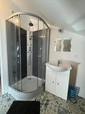 Salle de bains dans l'établissement Casa Cocon -Charmant T3-plages, centre ville- 4 personnes