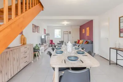 Coin salon dans l'établissement Maison 8 pers à 15min à pied de la plage avec jardin