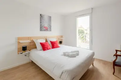Un ou plusieurs lits dans un hébergement de l'établissement Maison 8 pers à 15min à pied de la plage avec jardin