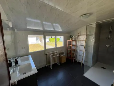 Salle de bains dans l'établissement Maison de famille à 300m de la plage