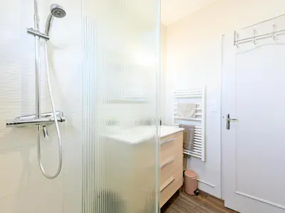 Salle de bains dans l'établissement Le Cocon Perché - Ambiance Pastel et Jardin Arboré