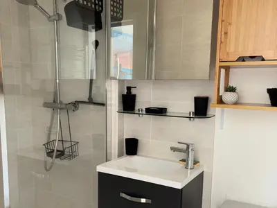 Salle de bains dans l'établissement Appartement cosy à 50m de la plage à St Hilaire de Riez - FR-1-323-561