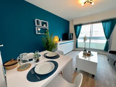 Coin salon dans l'établissement Appartement cosy à 50m de la plage à St Hilaire de Riez - FR-1-323-561