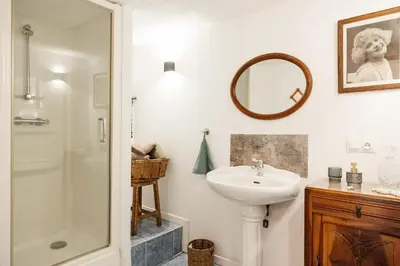 Salle de bains dans l'établissement Le Logis du Vieux Donjon
