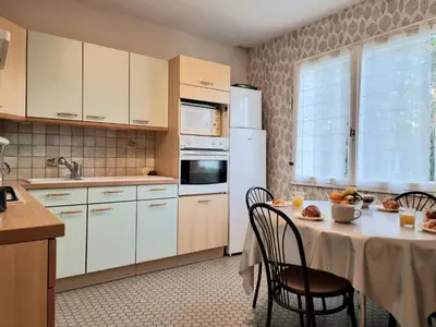 Cuisine ou kitchenette dans l'établissement Maison tout confort avec jardin, à 1km de la plage