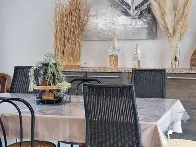 Restaurant ou autre lieu de restauration dans l'établissement Maison tout confort avec jardin, à 1km de la plage