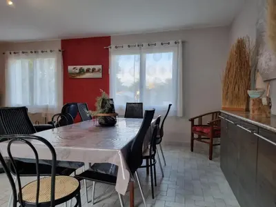 Coin salon dans l'établissement Maison tout confort avec jardin, à 1km de la plage
