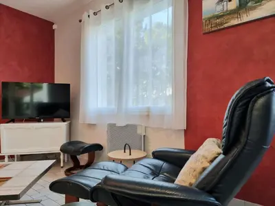 Télévision ou salle de divertissement dans l'établissement Maison tout confort avec jardin, à 1km de la plage
