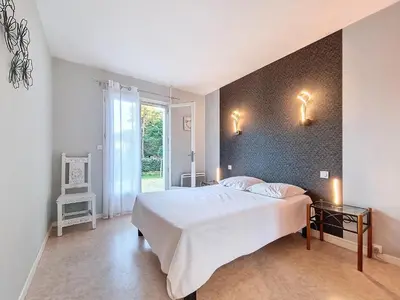 Un ou plusieurs lits dans un hébergement de l'établissement Maison tout confort avec jardin, à 1km de la plage