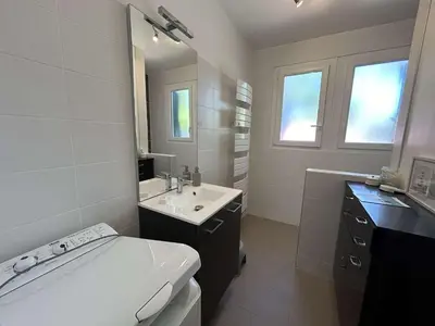 Salle de bains dans l'établissement Maison cosy près plage avec jardin et parking - FR-1-224C-332