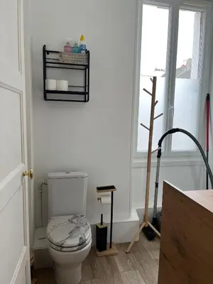 Salle de bains dans l'établissement Le Savary appart centre-ville près des Chantiers