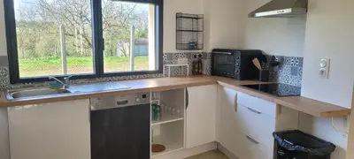 Cuisine ou kitchenette dans l'établissement Maison proche étang et circuit vélo