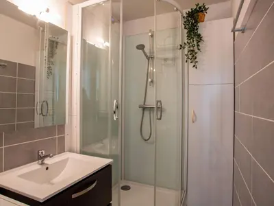 Salle de bains dans l'établissement Apartment Les Tilleuls-1 by Interhome
