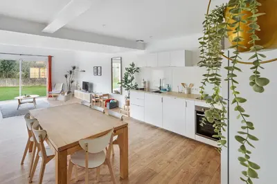 Cuisine ou kitchenette dans l'établissement La Catinou - Maison confortable et spacieuse