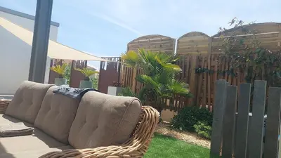 Jardin de l'établissement Villa récente spacieuse piscine St Gilles