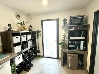 Cuisine ou kitchenette dans l'établissement Villa récente spacieuse piscine St Gilles