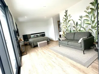 Coin salon dans l'établissement Villa récente spacieuse piscine St Gilles