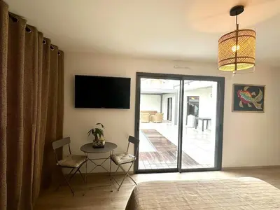 Télévision ou salle de divertissement dans l'établissement Villa récente spacieuse piscine St Gilles