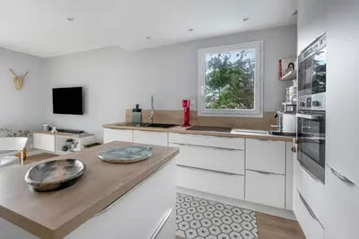 Cuisine ou kitchenette dans l'établissement La Baule, appartement confortable pour 4