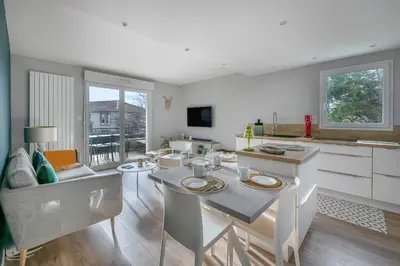 Télévision ou salle de divertissement dans l'établissement La Baule, appartement confortable pour 4