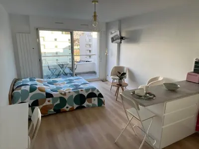 Un ou plusieurs lits dans un hébergement de l'établissement Joli studio cozy, balcon, Cité des Congrès, Gare Sud
