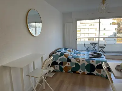 Un ou plusieurs lits dans un hébergement de l'établissement Joli studio cozy, balcon, Cité des Congrès, Gare Sud
