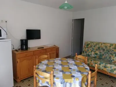 Cuisine ou kitchenette dans l'établissement Maison de Vacances Notre Dame-de-Monts - 4 Pers - Animaux Acceptés - FR-1-540-305